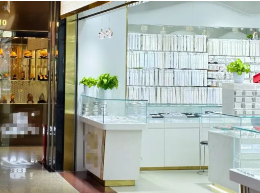 穷人的黄金” 指的是白银，近期其市场表现火爆，商家面临缺货情况