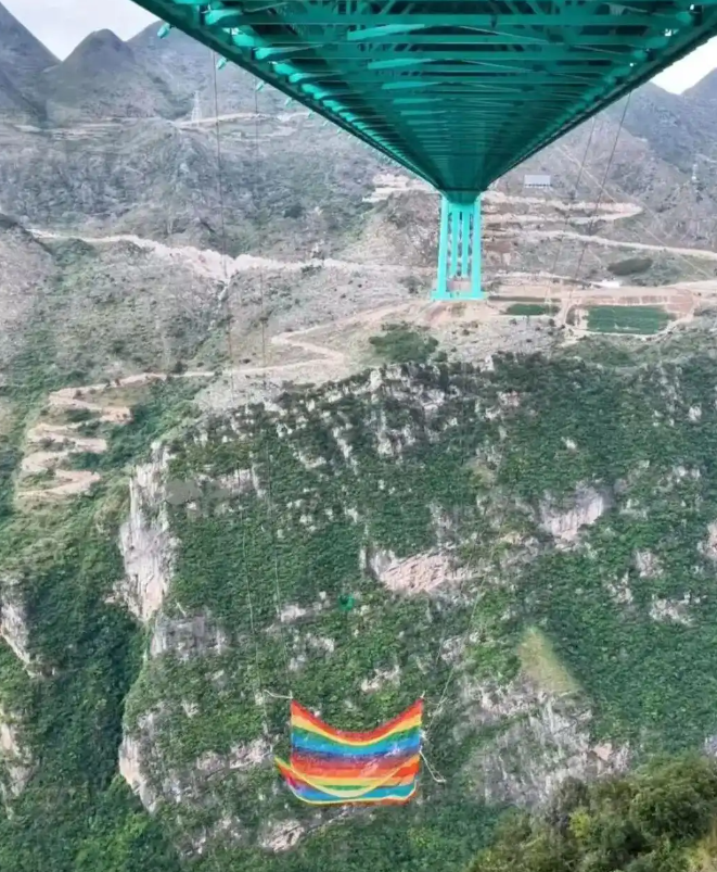 详细阅读:贵州“无绳蹦极”被紧急叫停 贵州“无绳蹦极”被紧急叫停