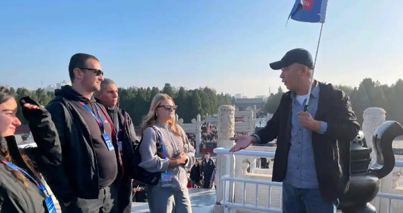 凌晨4点一群外国人在机场排队等什么，真相原来是这个