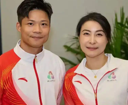 郭晶晶传递火炬：霍震霆现场才知情