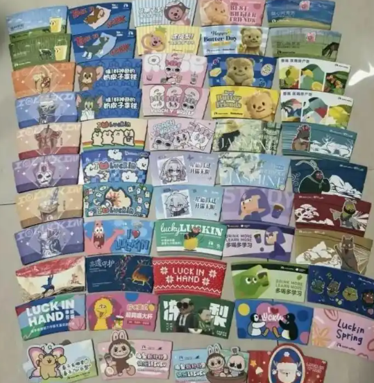 年轻人开始沉迷奶茶袋，有人赚近千元，联名款备受追捧