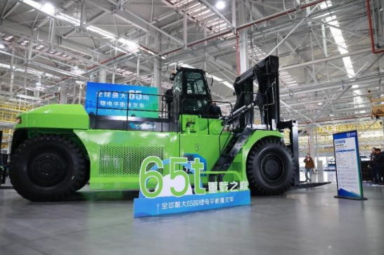 全球最大!中国这一“巨无霸”下线，65吨叉车问世