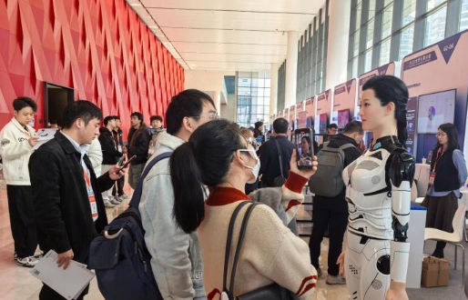 人形机器人加速进化融入多元场景，为了可能与生活息息相关