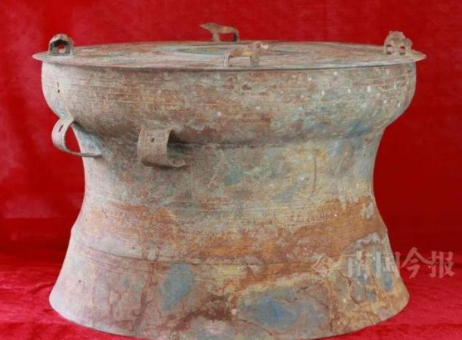 大叔挖蚯蚓挖出60斤千年“大宝贝”铜鼓震惊出世