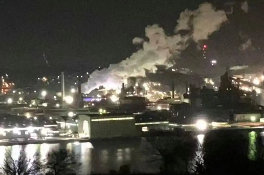 日本一钢铁厂发生爆炸并引发火灾，火势仍在蔓延