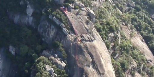福建男子从悬崖坠落被一棵树救下，消防经过26小时成功救援