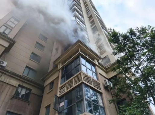 充完电不拔充电器是在拿命“豪赌”，可能是个定时炸弹