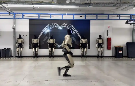 特斯拉发布人形机器人跑步视频