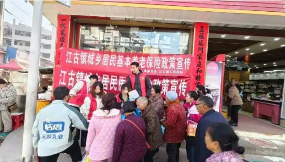 村支书偷偷为全村275户交保费，为普通人扛起政策