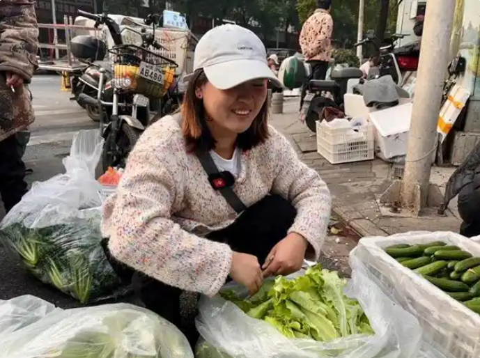 00后女生摆摊卖水培蔬菜日售千元，每天都有客户蹲点购买