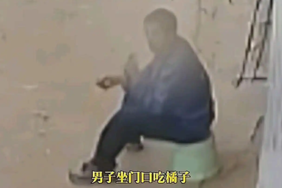 警方通报老人坐门口吃橘子被打倒，打人者已经被放出