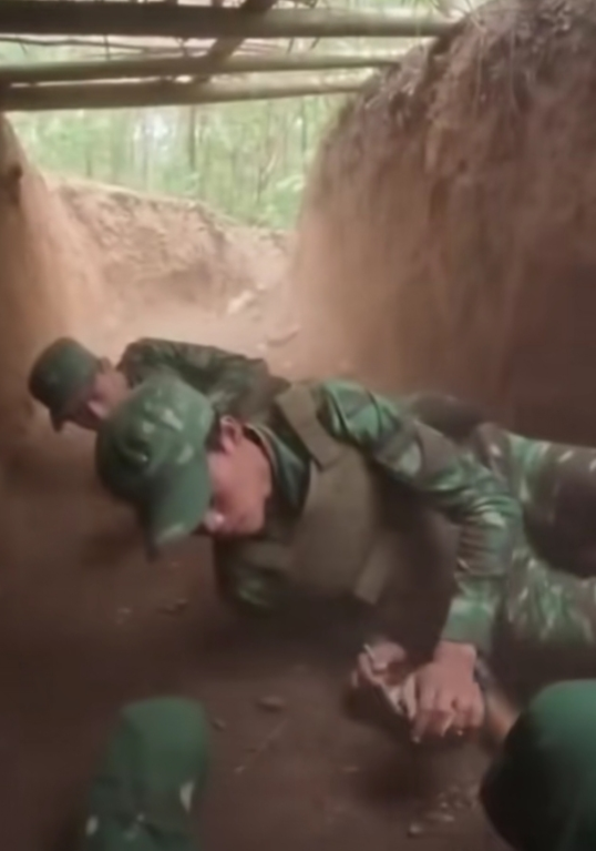 柬军士兵猛烈扫射 一只鸡淡定走过战场