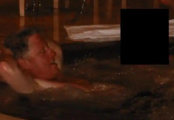 爱泼斯坦案文件公布:现克林顿浴缸照和游泳照