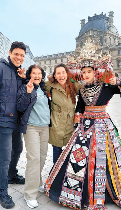 把民族服饰“穿到”外国街头（新国潮）