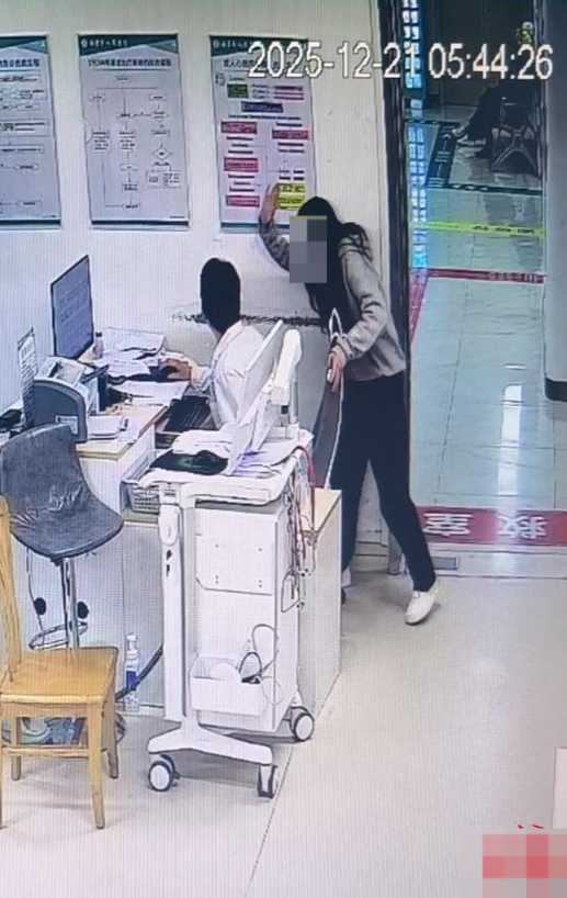 女子陪朋友看病，不满急诊医生先救重症患者，掌掴医生后逃逸被行拘5日