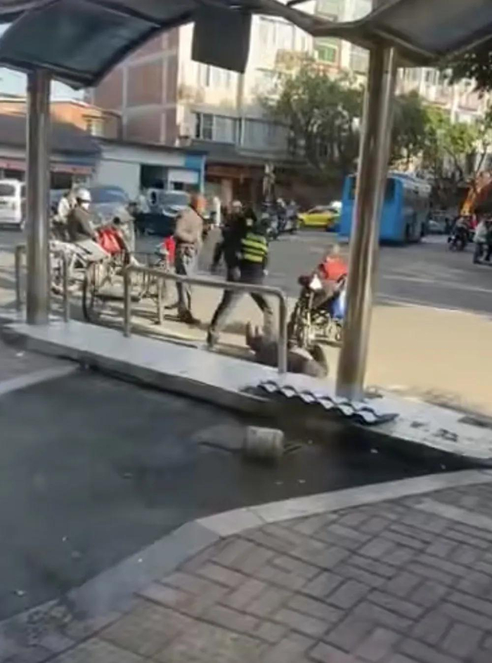 老人疑与城管队员起争执,被推倒后离世?城管局:系临时工