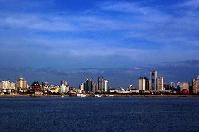 中国这些火炉城市，旅游遇炎热天就别去了，重庆不愧为火炉之首