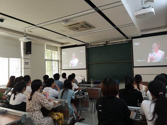 经济学院团委组织观看《闪亮的名字：2019最美高校辅导员、最美大学生发布仪式》