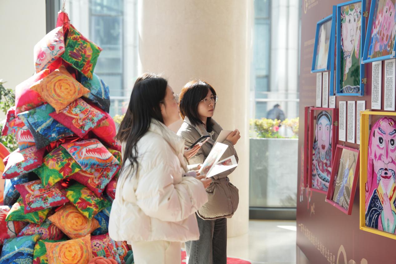 东方嘉富人寿携手“一万个太阳”举办孤独症学生迎新公益画展,十年坚守用艺术点亮“星星的世界”