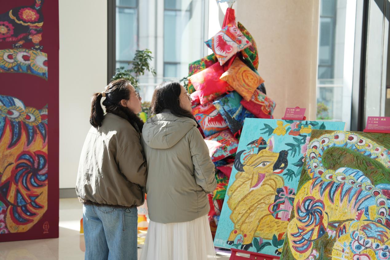 东方嘉富人寿携手“一万个太阳”举办孤独症学生迎新公益画展,十年坚守用艺术点亮“星星的世界”