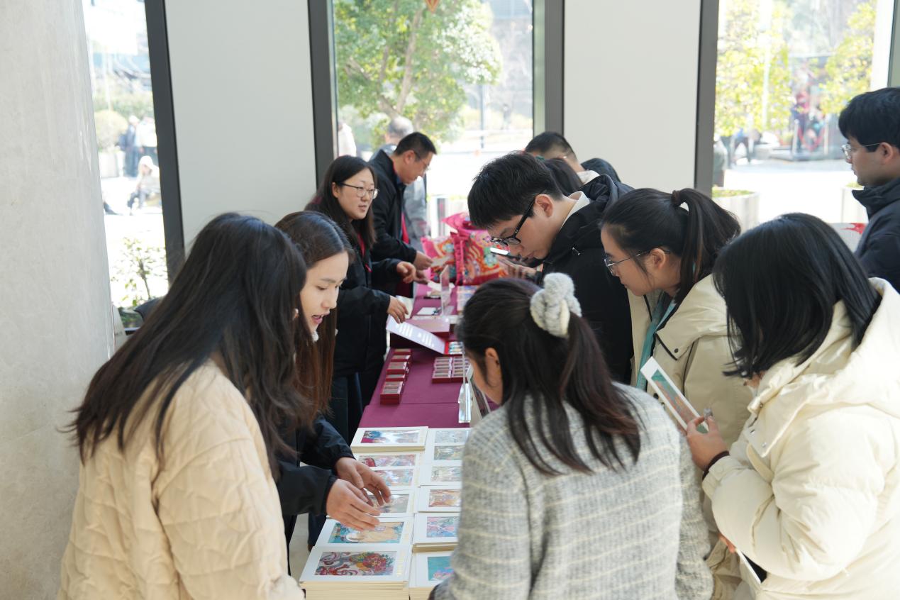 东方嘉富人寿携手“一万个太阳”举办孤独症学生迎新公益画展,十年坚守用艺术点亮“星星的世界”
