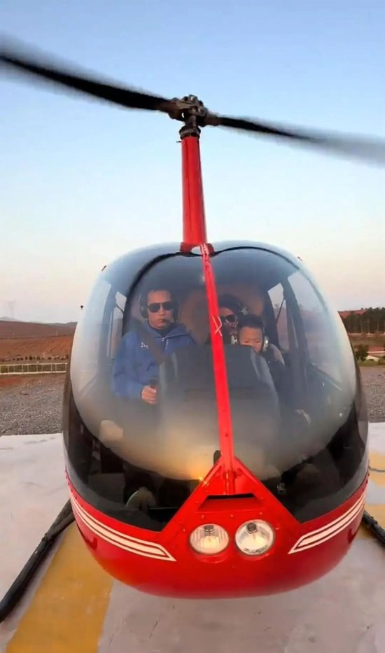 湖南永州男子带妻儿开直升机回老家过元旦,80多公里路程开飞机只需15分钟