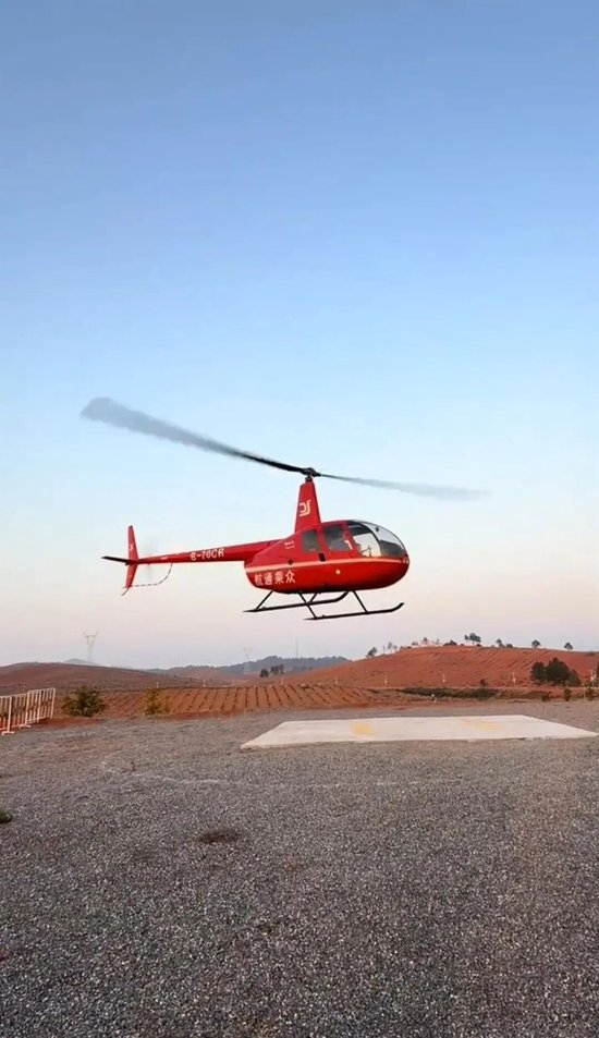 湖南永州男子带妻儿开直升机回老家过元旦,80多公里路程开飞机只需15分钟
