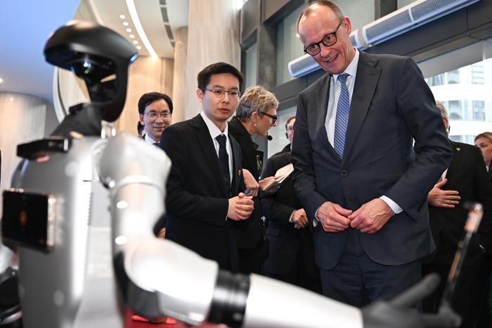 德国总理默茨在杭州参访中国机器人企业宇树科技
