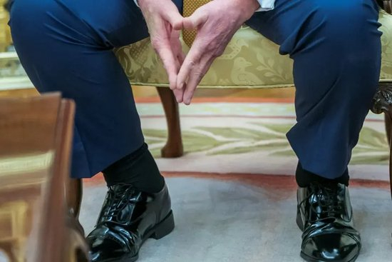 手上淤青真相来了?特朗普强调自己非常健康但后悔一件事