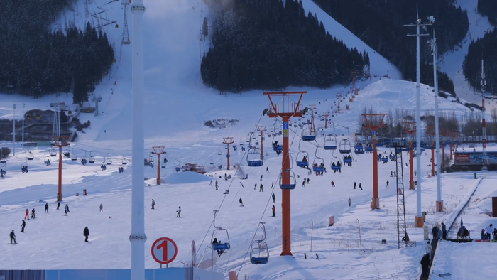 新疆冰雪经济奏响新年“热”旋律