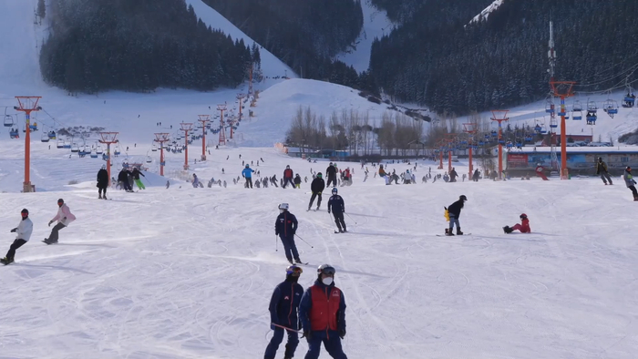 新疆冰雪经济奏响新年“热”旋律