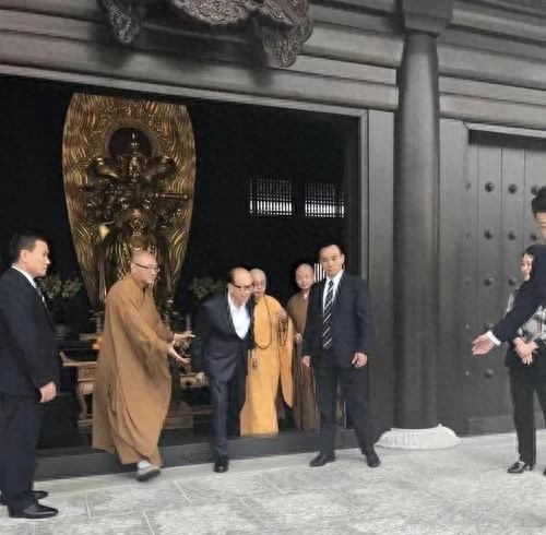 98岁李嘉诚现身慈山寺！站立许久身体硬朗，声音洪亮比长子还精神