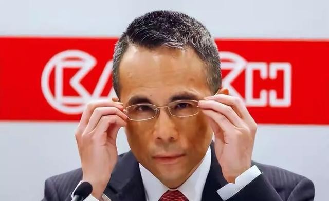 98岁李嘉诚现身慈山寺!站立许久身体硬朗,声音洪亮比长子还精神