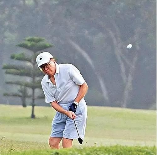 98岁李嘉诚现身慈山寺!站立许久身体硬朗,声音洪亮比长子还精神