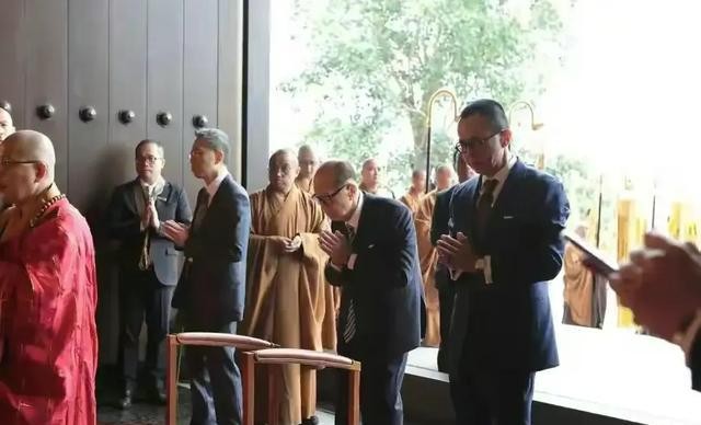 98岁李嘉诚现身慈山寺!站立许久身体硬朗,声音洪亮比长子还精神