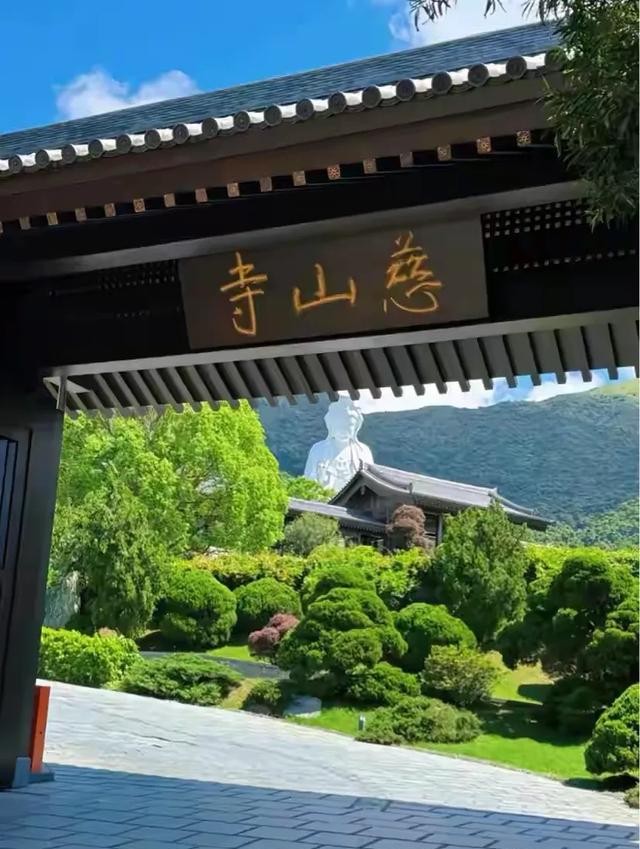 98岁李嘉诚现身慈山寺!站立许久身体硬朗,声音洪亮比长子还精神