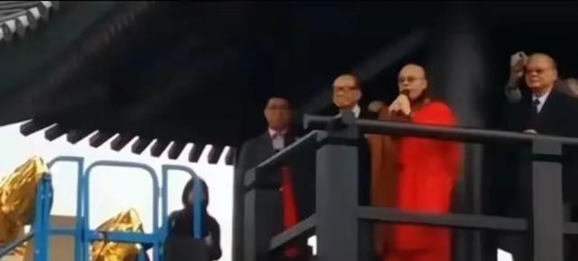 98岁李嘉诚现身慈山寺!站立许久身体硬朗,声音洪亮比长子还精神