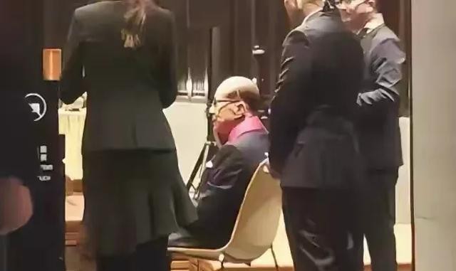 98岁李嘉诚现身慈山寺!站立许久身体硬朗,声音洪亮比长子还精神