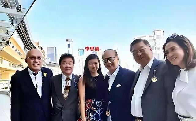 98岁李嘉诚现身慈山寺!站立许久身体硬朗,声音洪亮比长子还精神