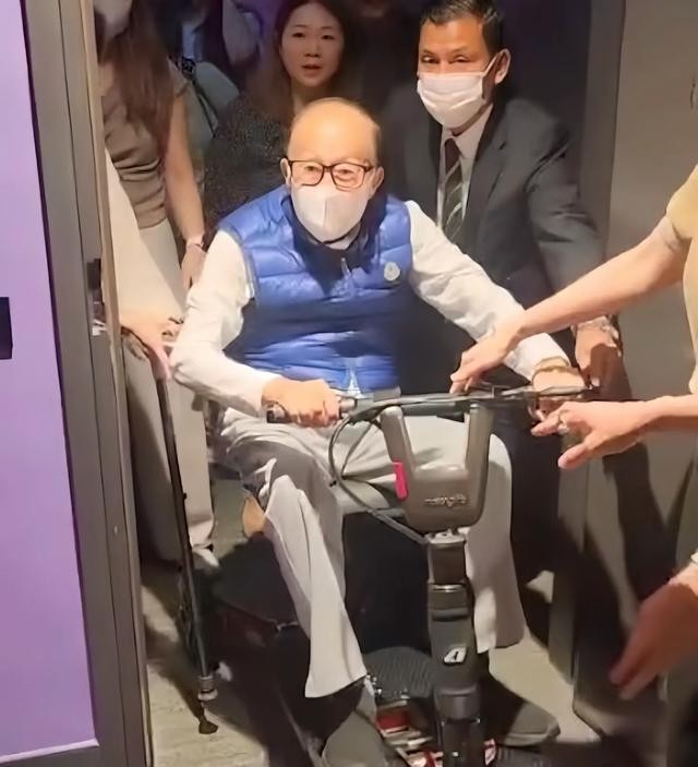 98岁李嘉诚现身慈山寺!站立许久身体硬朗,声音洪亮比长子还精神