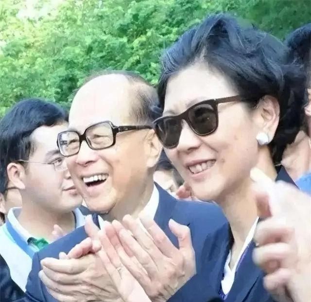 98岁李嘉诚现身慈山寺!站立许久身体硬朗,声音洪亮比长子还精神