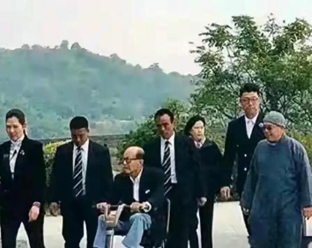 98岁李嘉诚现身慈山寺!站立许久身体硬朗,声音洪亮比长子还精神