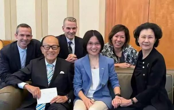 98岁李嘉诚现身慈山寺!站立许久身体硬朗,声音洪亮比长子还精神