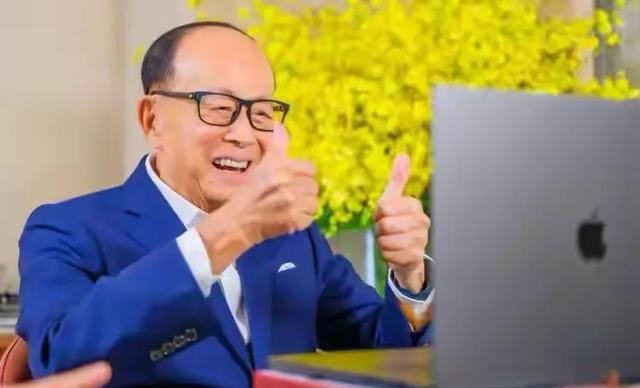 98岁李嘉诚现身慈山寺!站立许久身体硬朗,声音洪亮比长子还精神