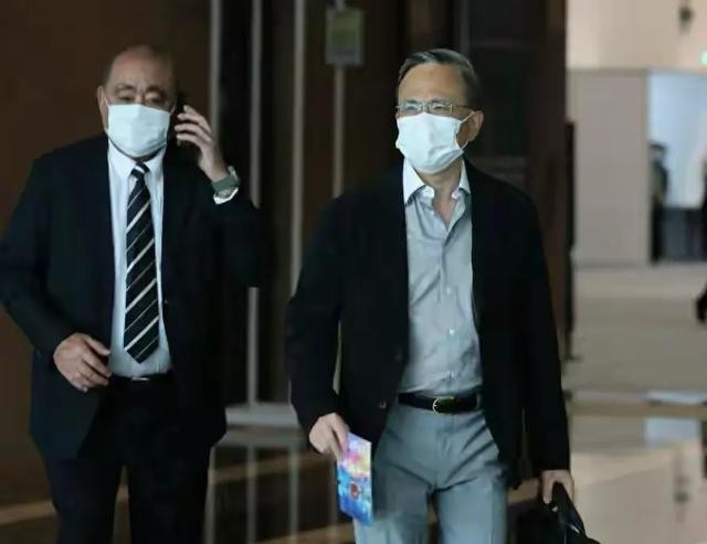 98岁李嘉诚现身慈山寺!站立许久身体硬朗,声音洪亮比长子还精神