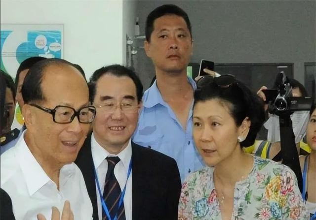 98岁李嘉诚现身慈山寺!站立许久身体硬朗,声音洪亮比长子还精神