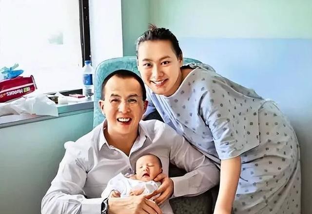 98岁李嘉诚现身慈山寺!站立许久身体硬朗,声音洪亮比长子还精神