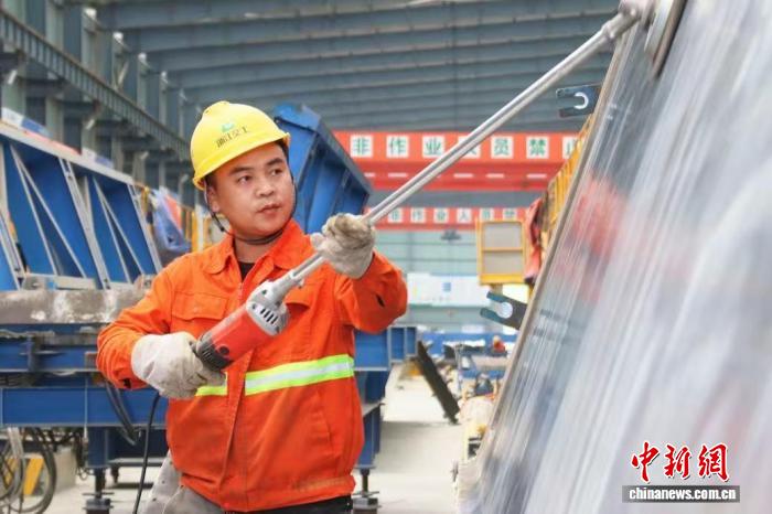 “五一”特写：“夫妻档”建设者的“双向奔赴”