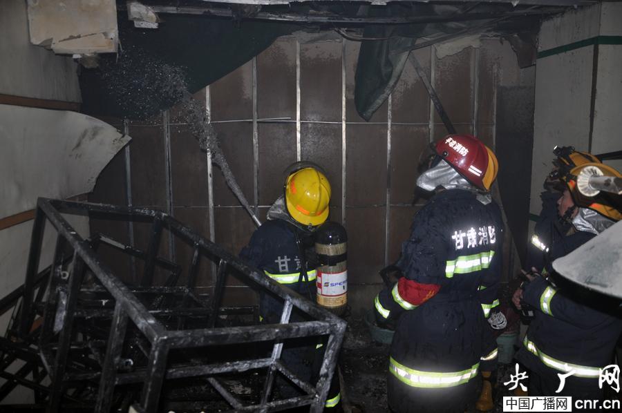 甘肃平凉商业中心一商铺起火 两商厦大火险连营