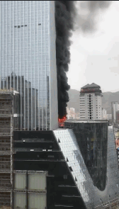 兰州市中心一栋在建大厦突发大火 未造成人员伤亡